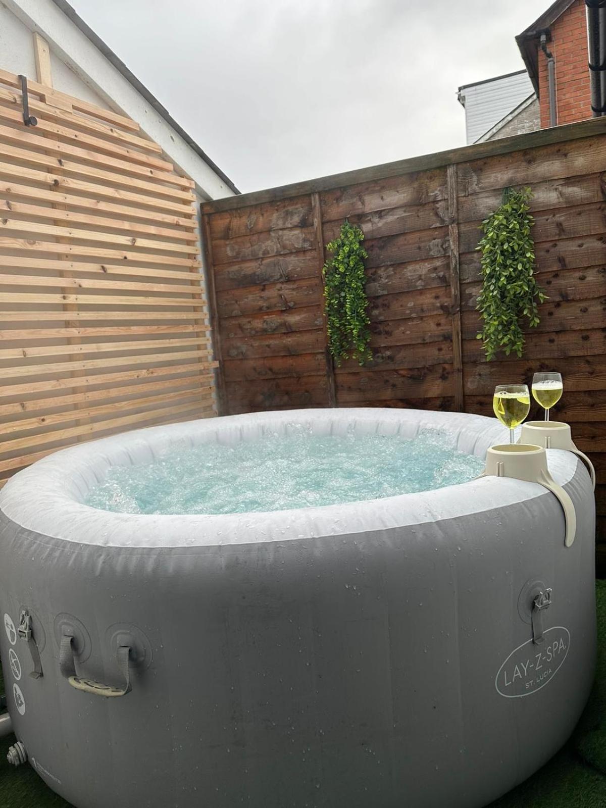 2 Bedroom Flat With Hot Tub Кардифф Экстерьер фото
