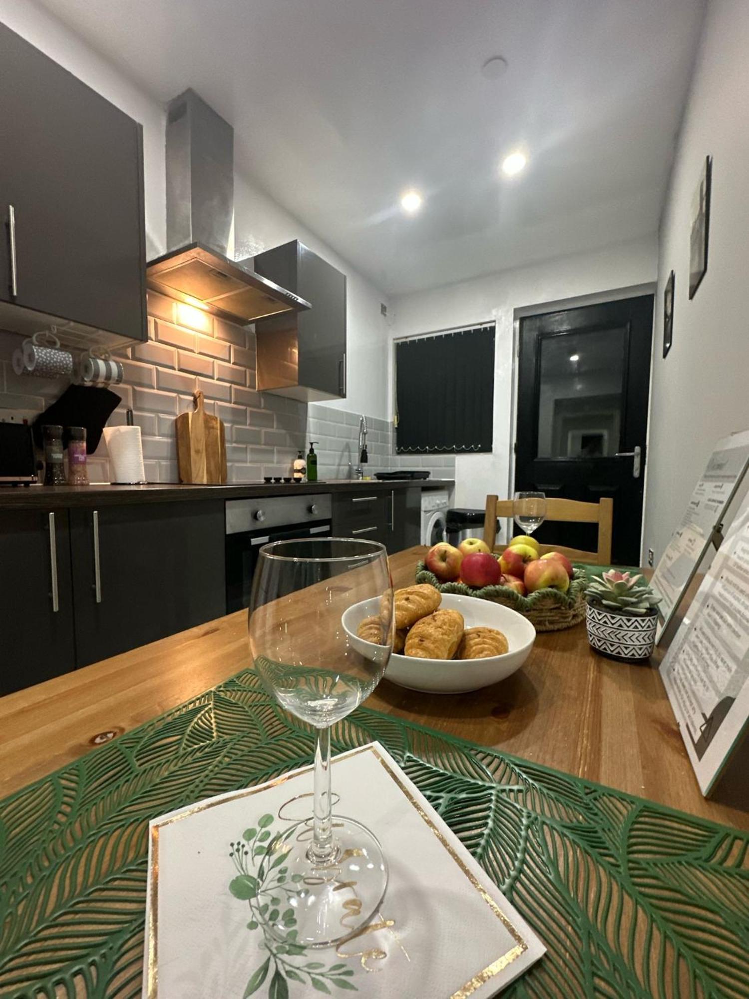 2 Bedroom Flat With Hot Tub Кардифф Экстерьер фото