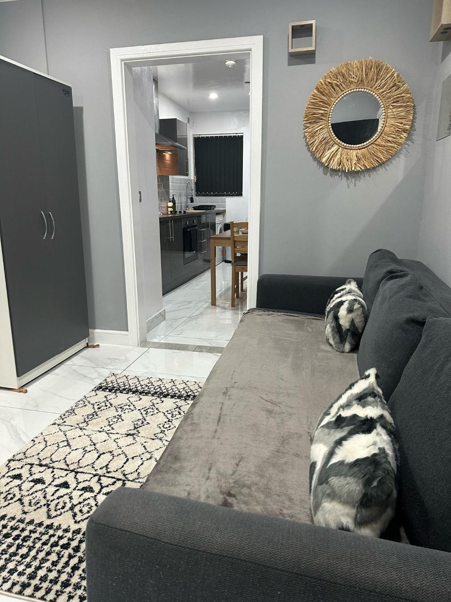 2 Bedroom Flat With Hot Tub Кардифф Экстерьер фото