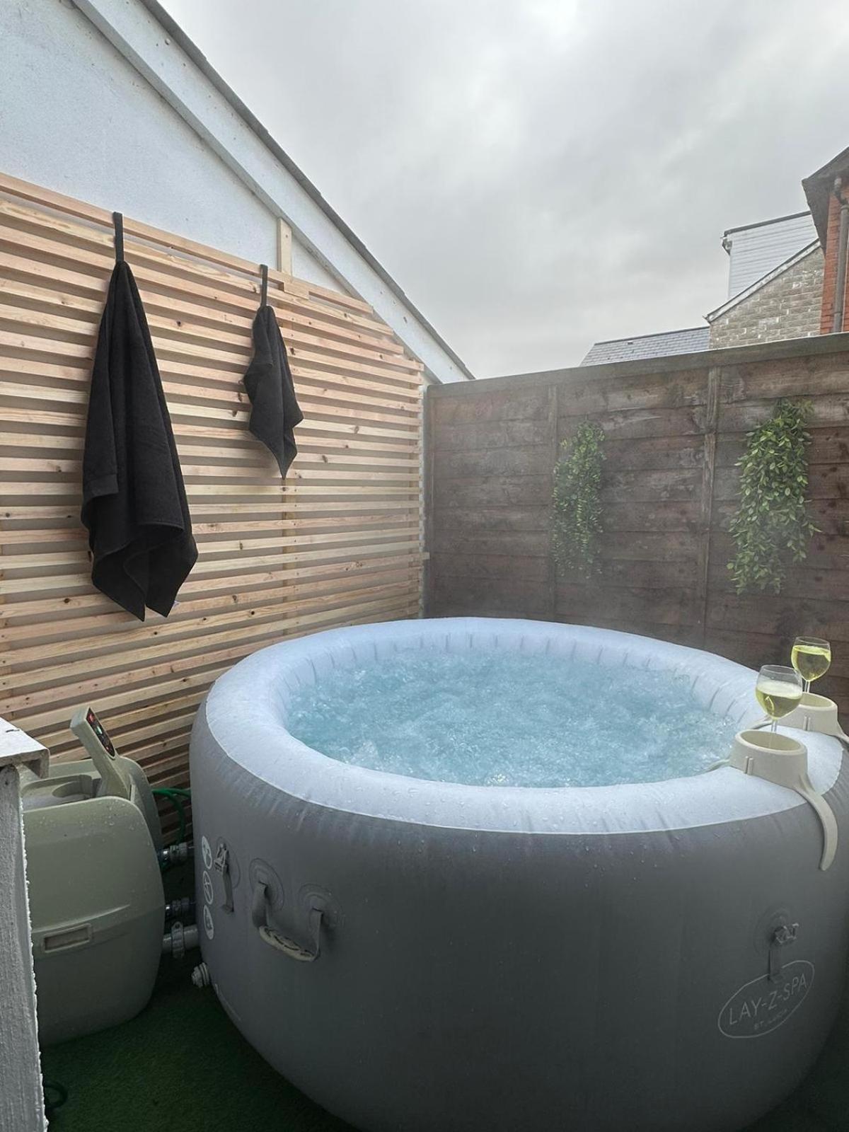 2 Bedroom Flat With Hot Tub Кардифф Экстерьер фото